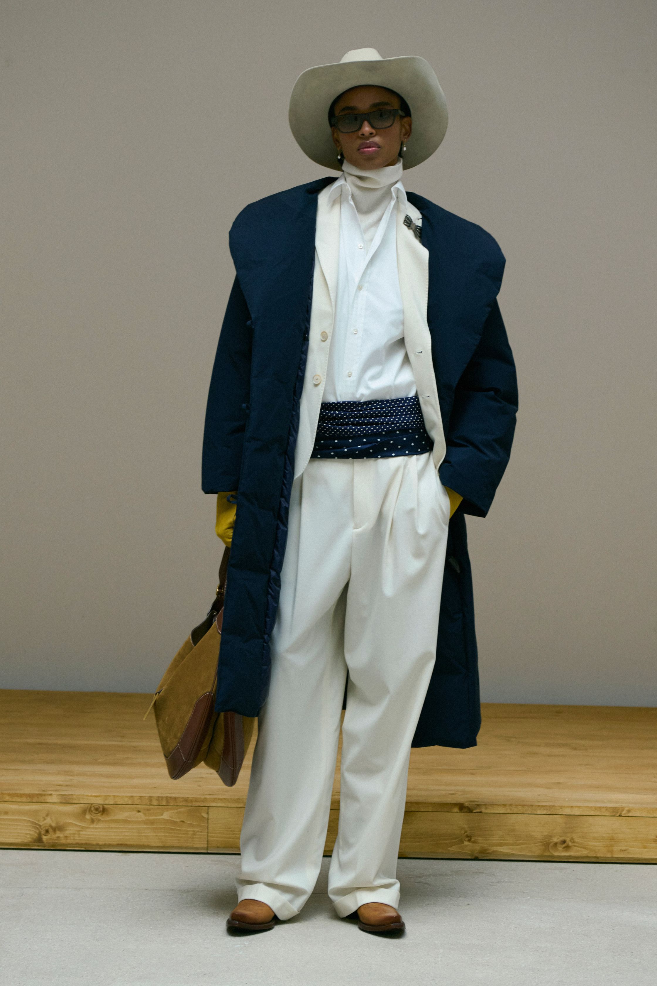 Polo Ralph Lauren在2026秋冬系列中继续演绎经典美式风格，通过西部元素、学院风与复古剪裁构建标志性的品牌衣橱。牛仔外套、格纹大衣与皮革夹克营造出浓厚的美国西部氛围，而宽松西装与羊毛外套则带来都市优雅。帽子、皮带与流苏细节强化复古气质，使整个系列呈现出典型的Ralph Lauren式美式浪漫-顽石频道趋势研究